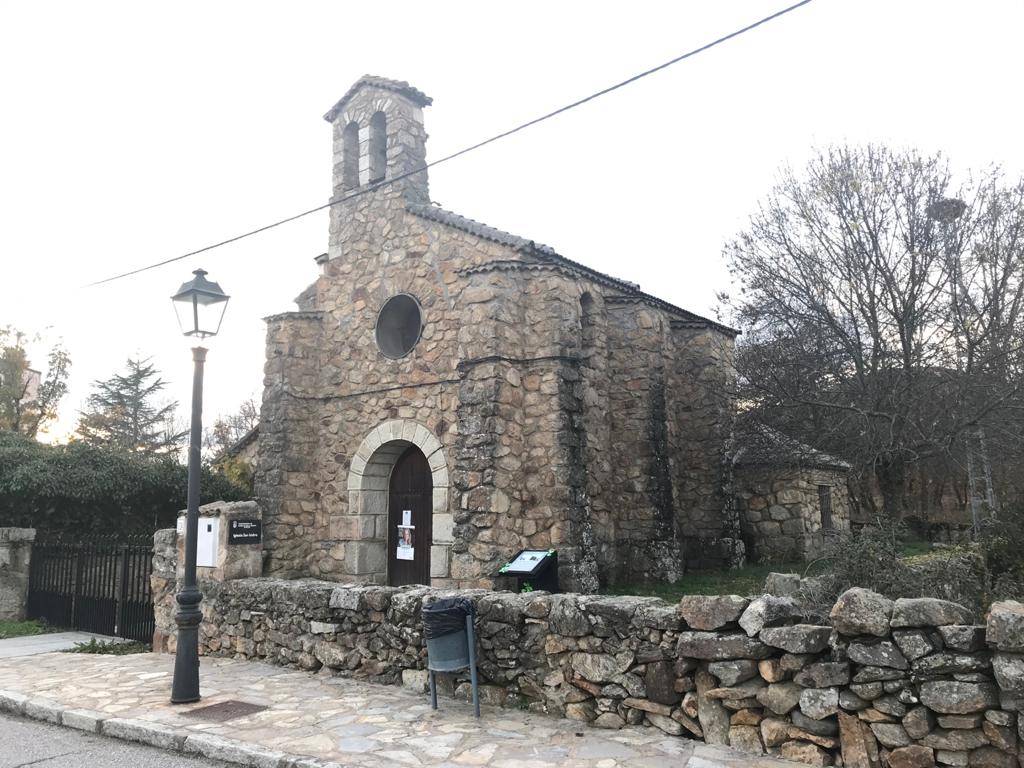 Entrada a la iglesia de Aoslos