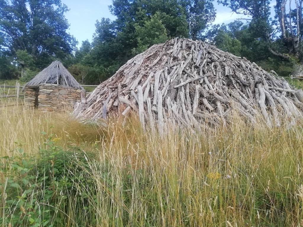 Reconstrucción de carboneras en el pueblo de La Hiruela