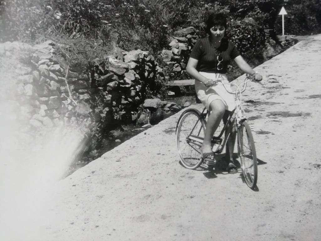 Carmen Uceda monta en bici junto a reguera