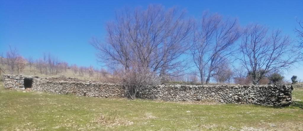 Antiguo corral cerca del pueblo de San Mamés