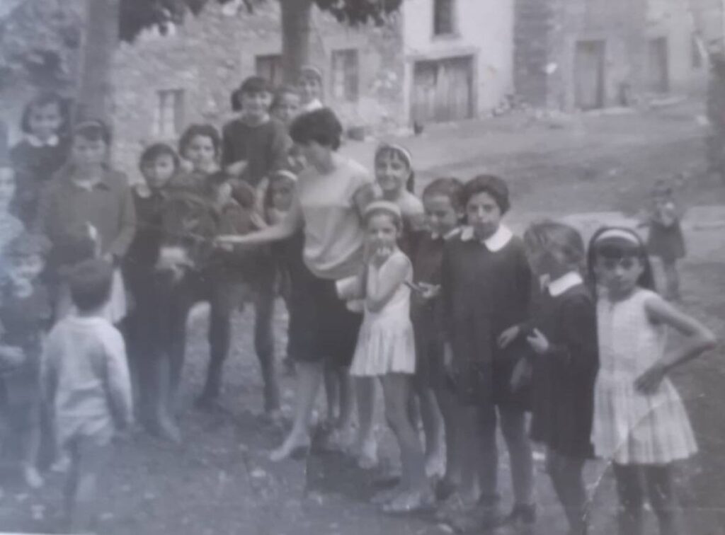 Milagros Buitrago Bolaños, maestra de Horcajo de la Sierra en 1964, con alumnas y un burro