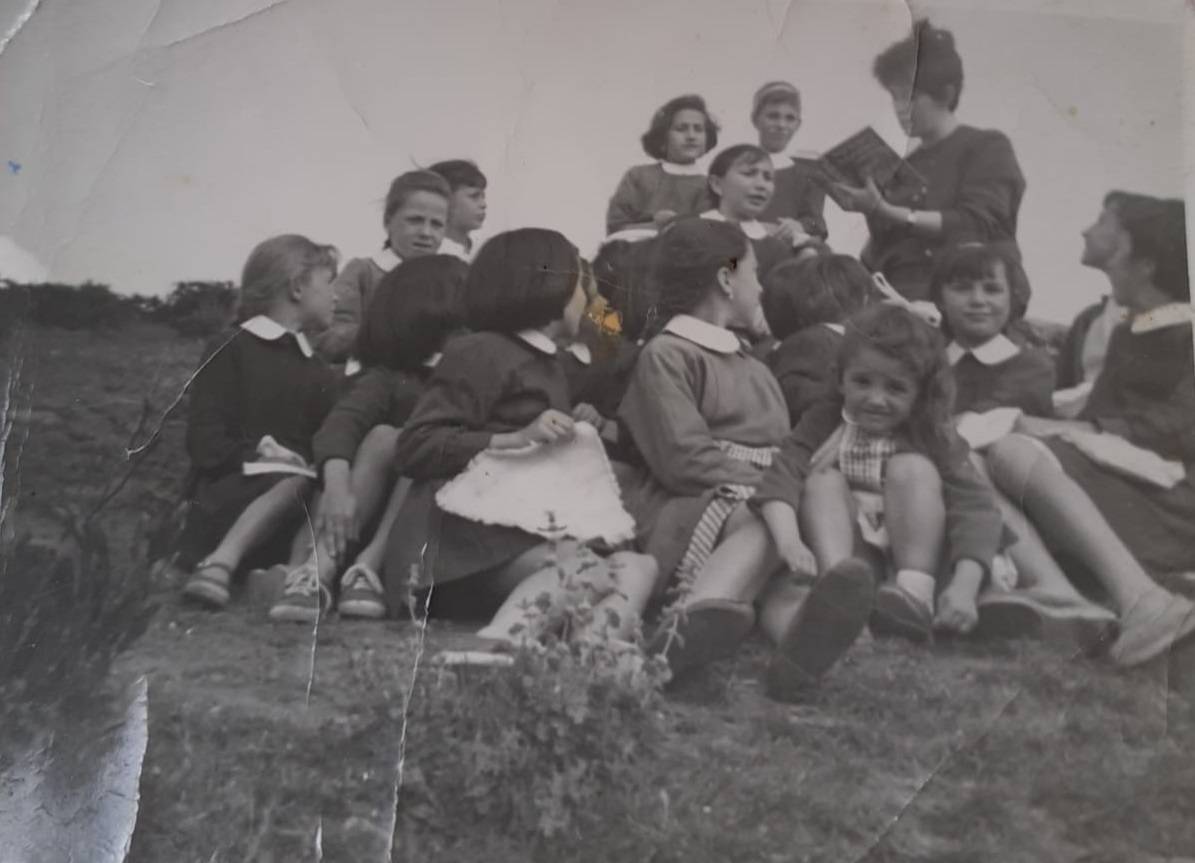 Milagros Buitrago Bolaños, maestra de Horcajo de la Sierra en 1964, leyendo a alumnas
