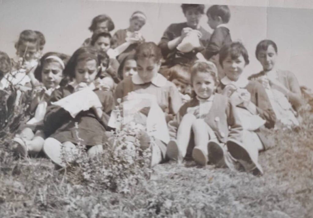 Milagros Buitrago Bolaños, maestra de Horcajo de la Sierra en 1964, en la clase de costura