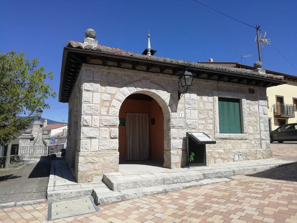 Entrada a escuelas de Horcajo