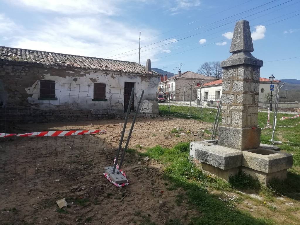 Fuente de doble caño junto a casa de la maestra en Aoslos