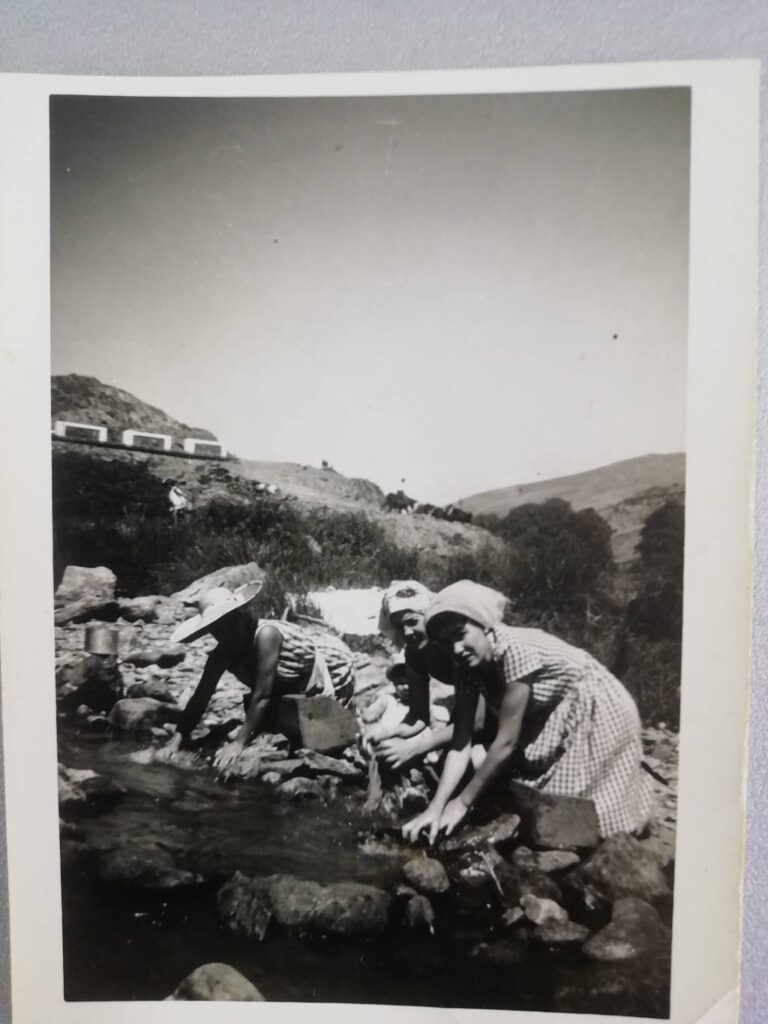 Lavando en el río alrededor de 1960