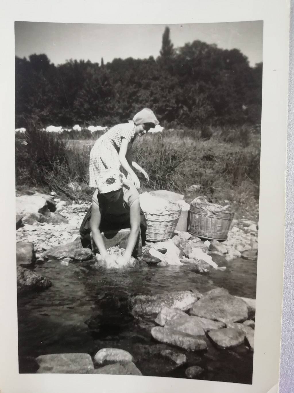 Lavando en el río alrededor de 1960