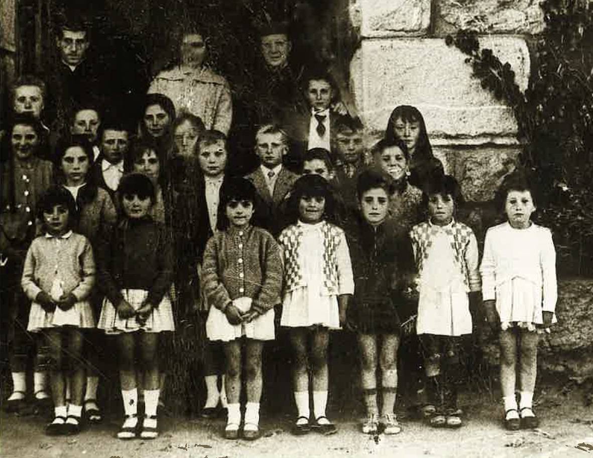 Obispo, cura y maestra con los niños participantes en la Confirmación. Horcajo de la Sierra. 1962