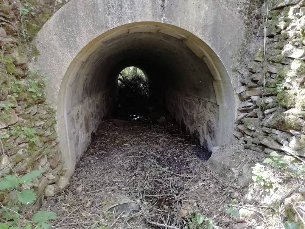 Paso de agua bajo la antigua carretera