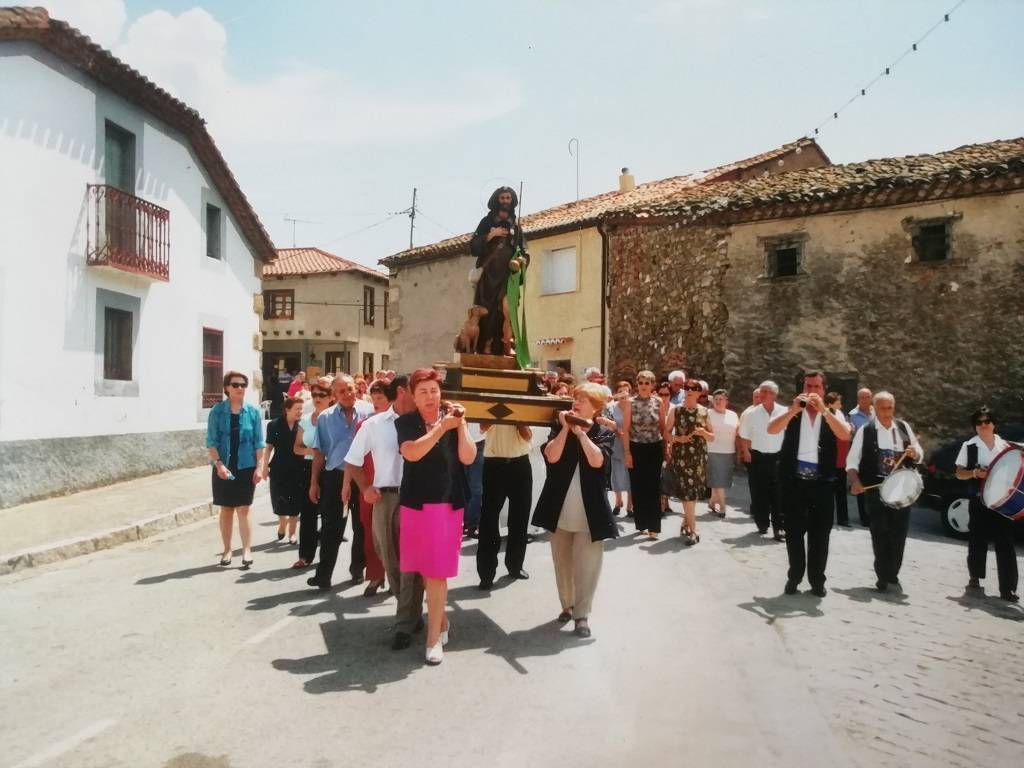 Procesión de San Roque, patrono de Horcajo de la Sierra, 16 de agosto de alrededor de 2005