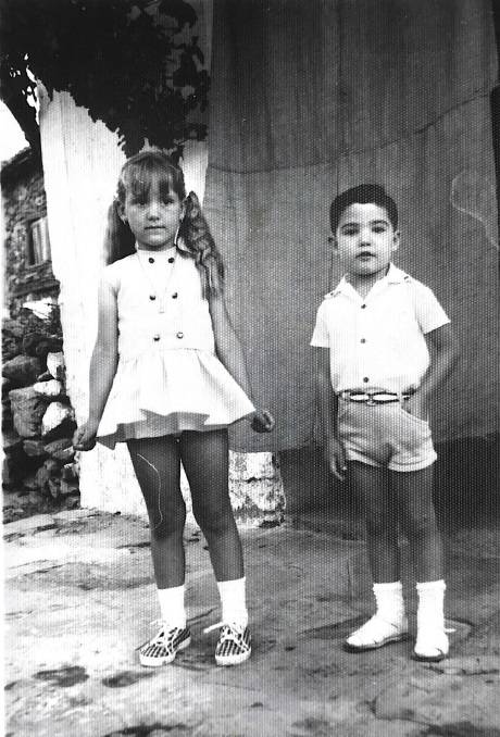 Ramon Arrones con Elvira el dia de la Primera Comunión. Principio de los años 70.