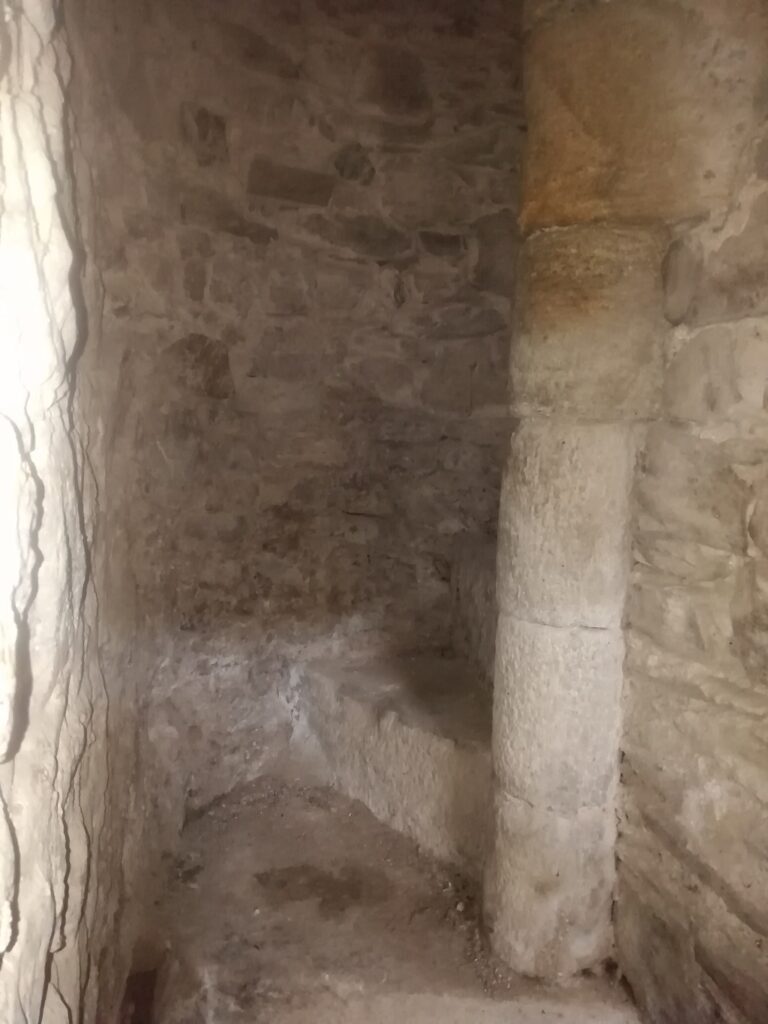entrada la antigua escalera de la iglesia