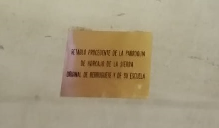 Cartel bajo el retablo en La Almudena