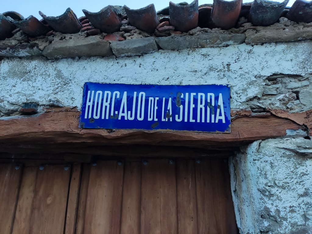 cartel entrada Horcajo de la Sierra