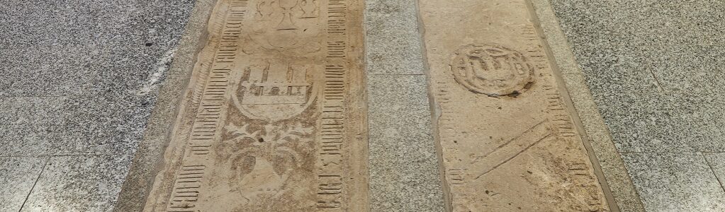 Lápidas en la iglesia de Horcajo de la Sierra